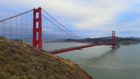atravesando el puente de la puerta de oro, bajo el puente los barcos navegan