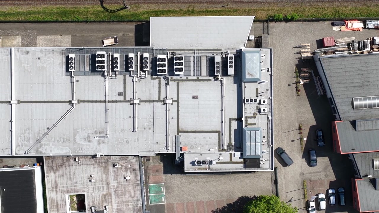 erial view of large scale data center rooftop HVAC cooling systems, showing colocation infrastructure, cloud computing, big data, machine learning and AI hardware technology.