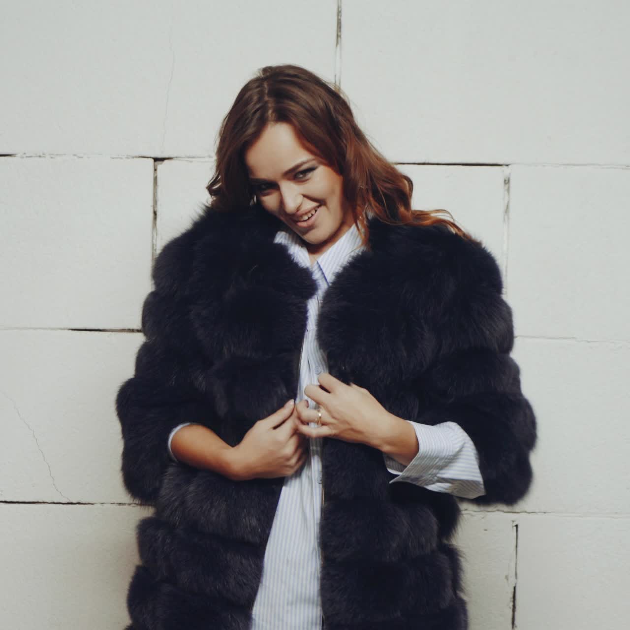 mujer elegante en el estudio