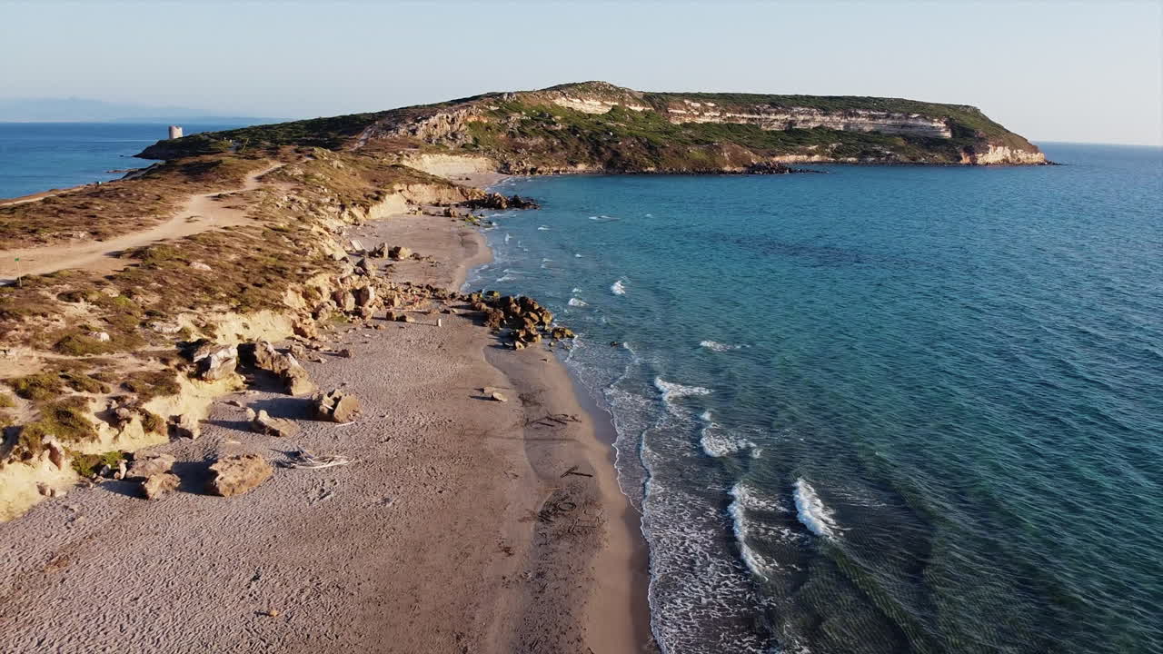 Veduta aerea in ascesa di una coppia su una spiaggia sabbiosa in Sardegna, Italia.