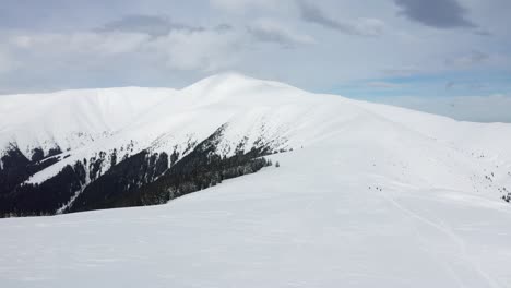 Weite-Schneelandschaft-Des-Papusa-Gipfels-Im-Iezer-Papusa-Gebirge-Bei-Bewölktem-Himmel