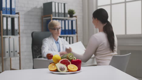 doctor discussing healthy diet with patient