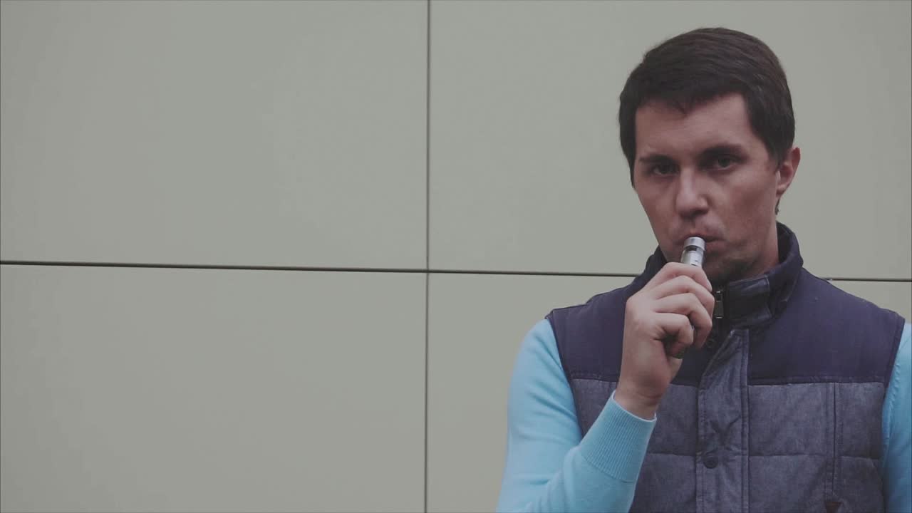 hombre vaping afuera