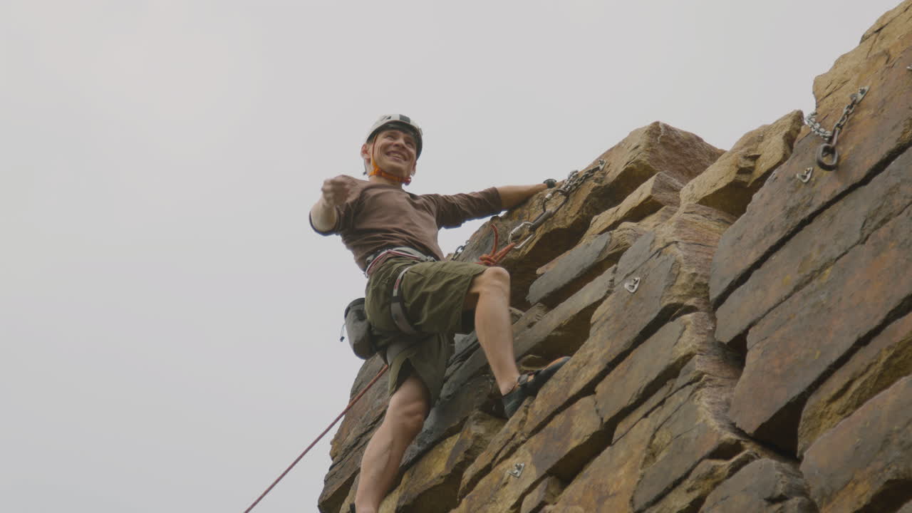 escalador en una roca de pared