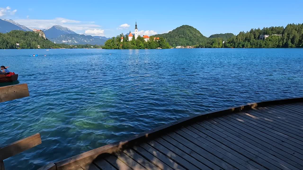 Vista panoramica del lago di Bled con la sua chiesa sull'isola