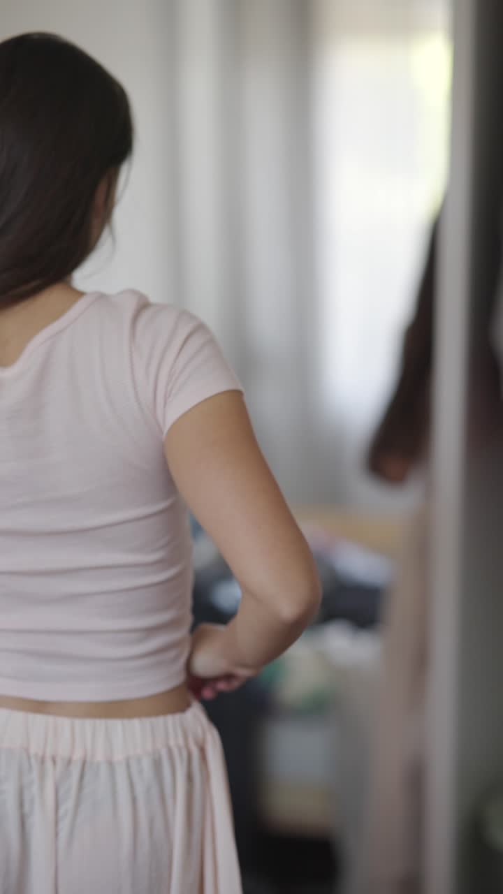 거울 앞에서 준비하는 여자