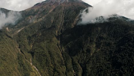 bosque denso en las laderas del volcán tungurahua durante el día en ecuador