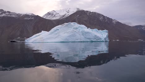 Iceberg-En-Agua-De-Mar-Fría,-Isfjord,-Svalbard,-Noruega