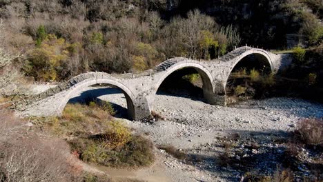 vista del tradicional puente de piedra arqueado central zagoria, epirus, grecia