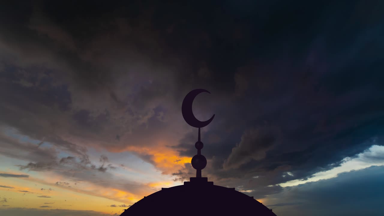 el símbolo del islam en un fondo de amanecer. lapso de tiempo