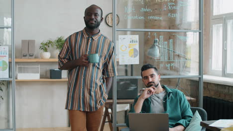 Retrato-De-Dos-Colegas-Masculinos-Multiétnicos-En-El-Cargo