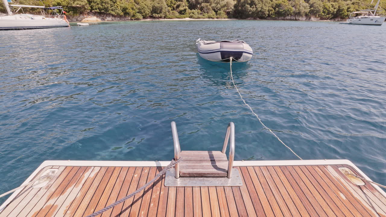 Blick von der Badeplattform einer Yacht auf See in Lefkada, Griechenland