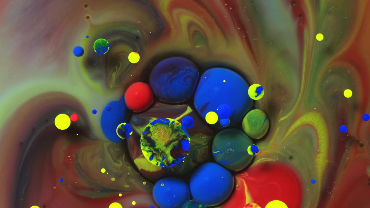 movimiento de burbujas de color de pintura acrílica abstracta sobre un fondo amarillo.