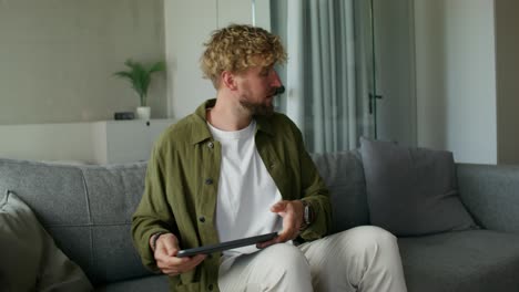 hombre recibiendo entrega en casa