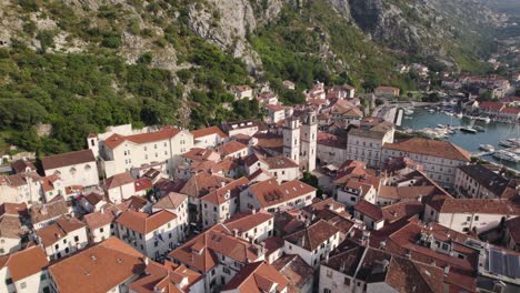 Arquitectura-De-Edificios-De-La-Ciudad-Fortificada-De-Kotor,-Montenegro,-Vista-Aérea-De-Drones