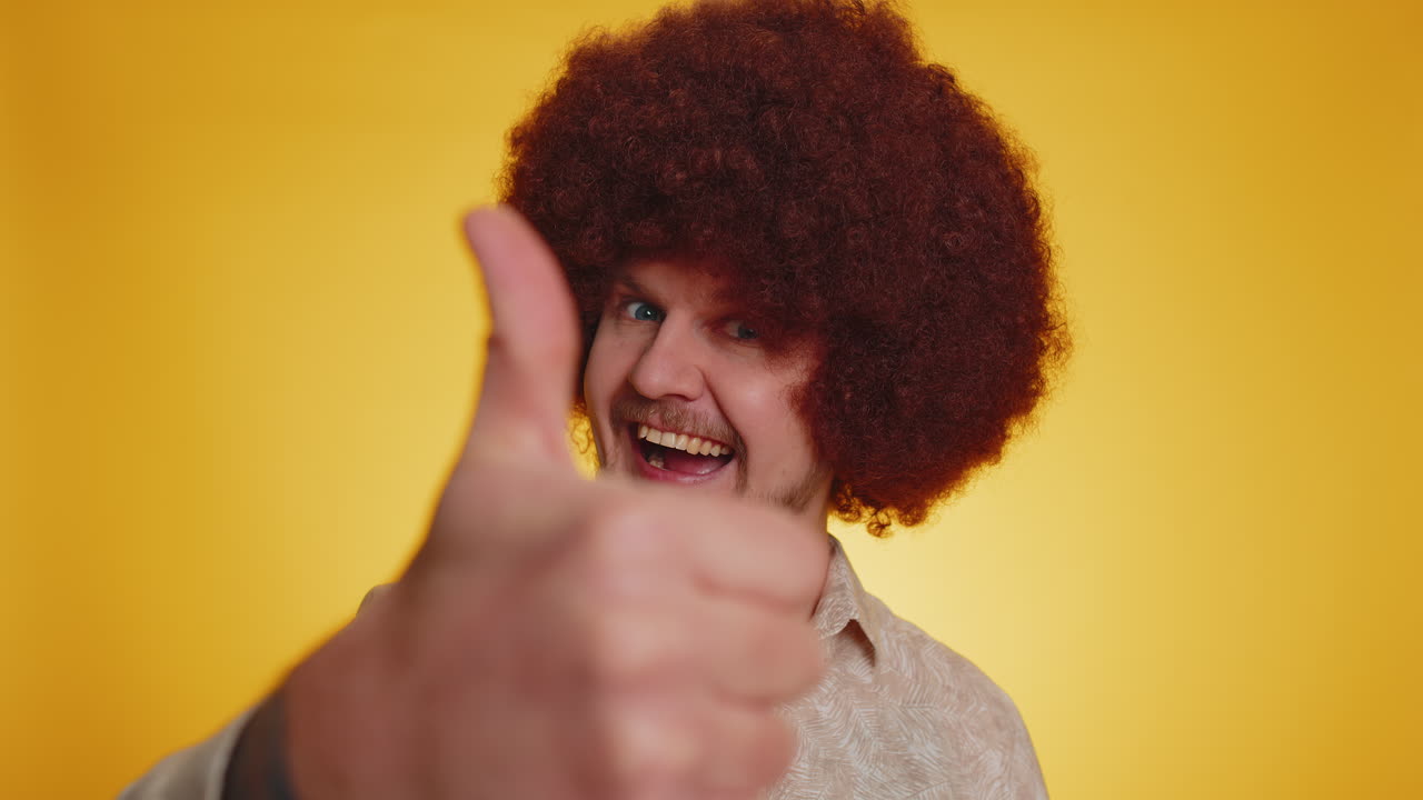 el hombre barbudo levanta los pulgares está de acuerdo o da una respuesta positiva recomienda el anuncio le gusta bien