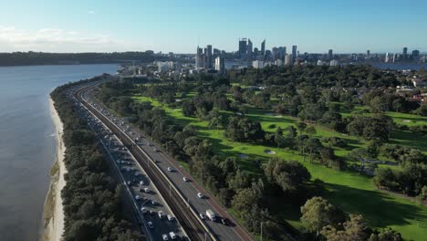 Luftaufnahme-Des-Pendlerverkehrs-In-Der-Stadt-Perth-Im-Westen-Australiens