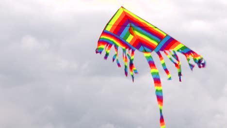una cometa colorida y brillante volando en el viento