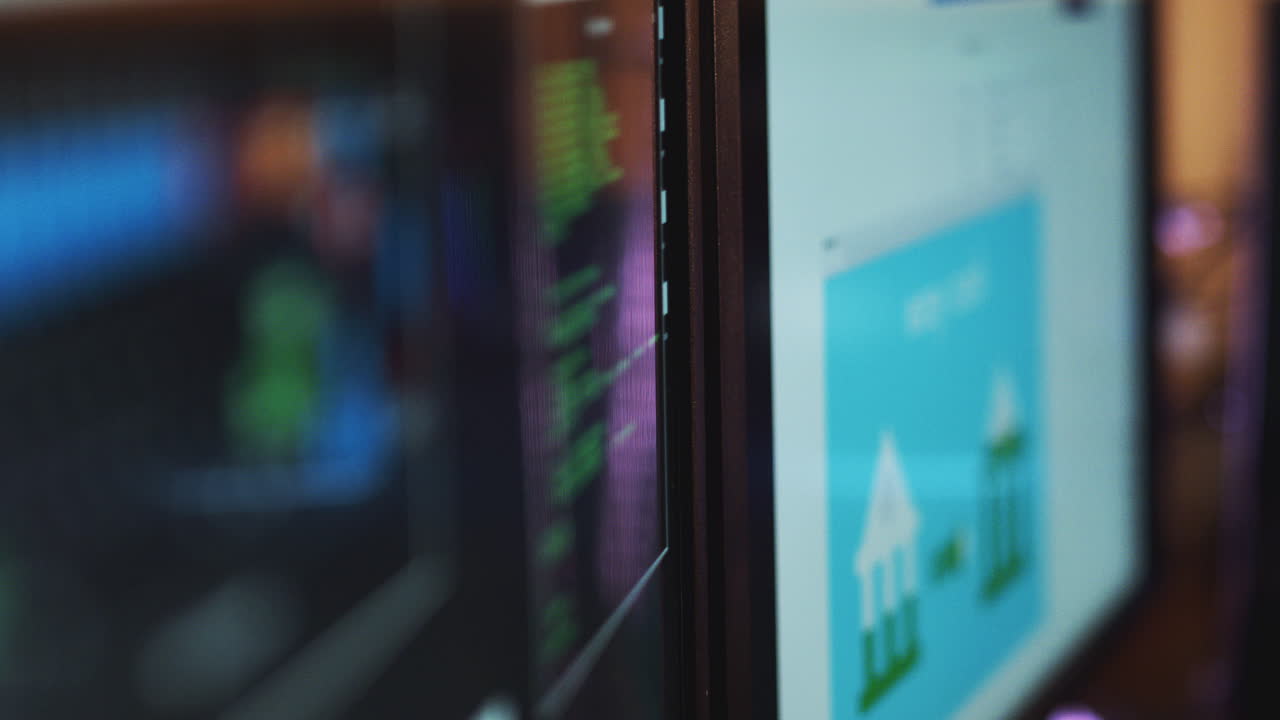 은행 사기 및 자금 도질을 보여주는 컴퓨터 화면의 클로즈업