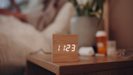 reloj digital en una mesita de noche