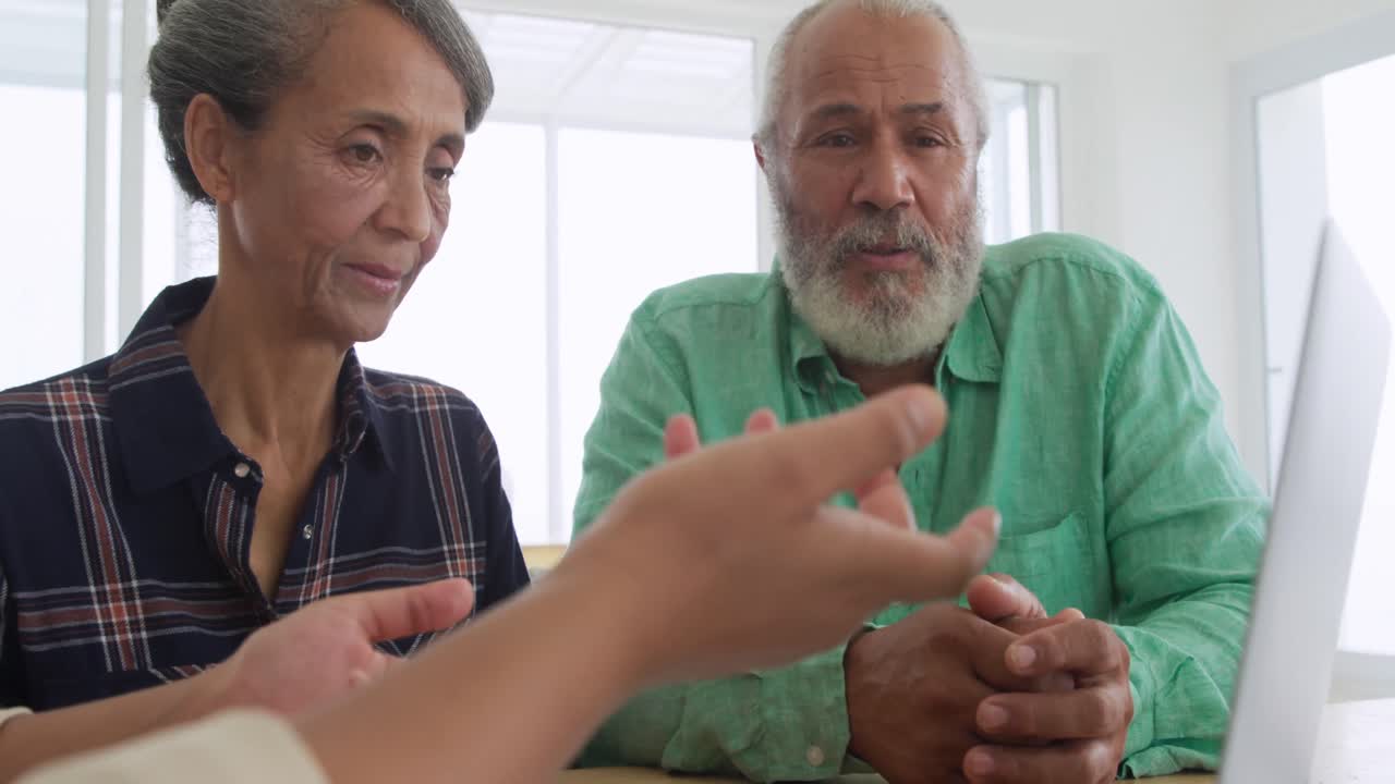 pareja madura con un consejero en casa