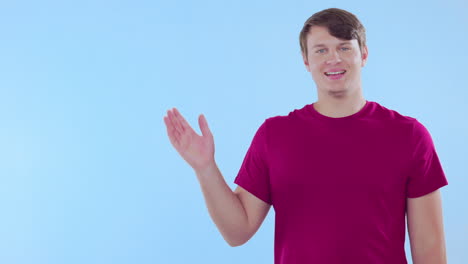 hombre que presenta o explica