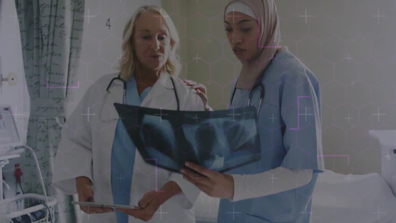 Enfermera entrando en la habitación con una tablet mientras el médico revisa una radiografía con animaciones destacadas para el diagnóstico