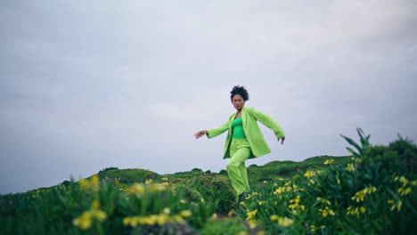 Mädchen-Tanzt-Sinnliche-Bewegungen-In-Feldblumen.-Afrikanische-Frau-Führt-Tanz-Auf