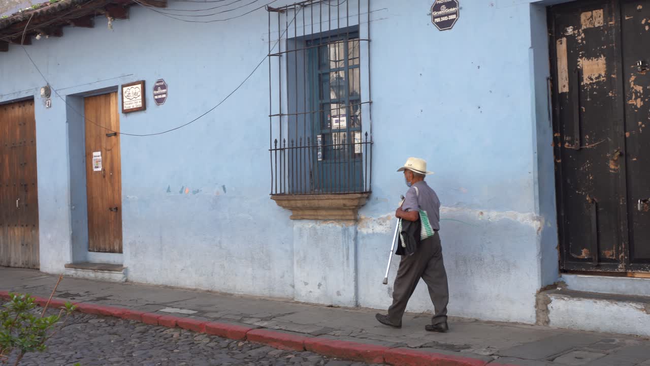 un anciano caminando por las hermosas calles de antigua en guatemala