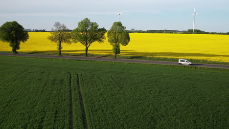 Malerischer-Roadtrip,-Lange-Fahrt-Durch-Das-Herz-Ruhiger,-üppiger,-Landwirtschaftlich-Genutzter-Grüner-Felder