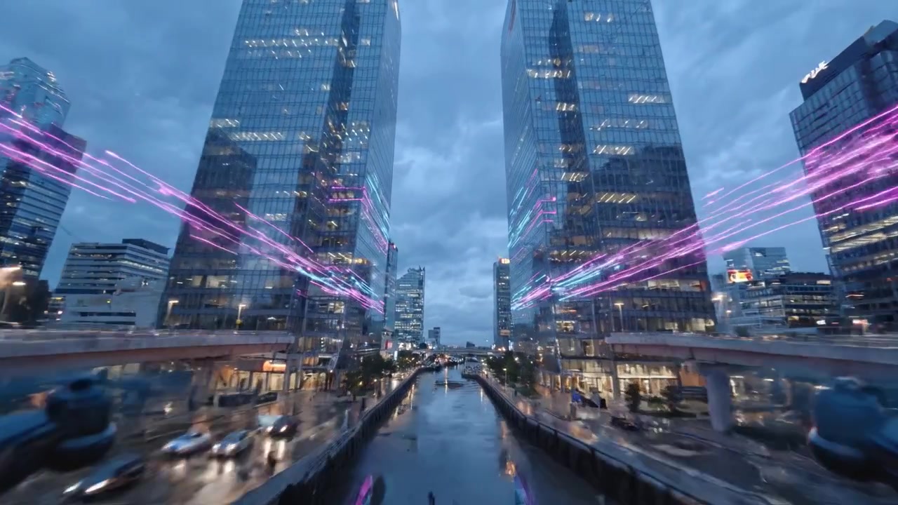 Cena Urbana Dinâmica Apresentando Arranha-céus, Ruas e Curso d'água Sob o Horizonte Noturno com Luzes Vibrantes Refletindo em Superfícies Molhadas em um Ambiente Urbano.