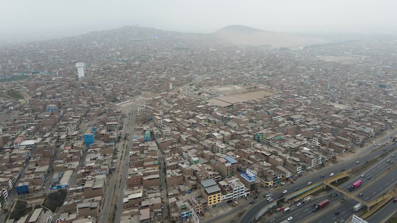 снимок с воздуха домов рядом с шоссе в густонаселенном районе вентанилла