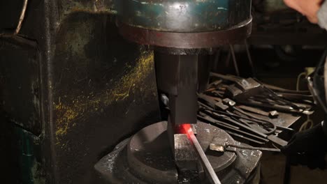 proceso de forja de metales en caliente en un taller