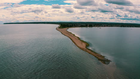 дрон летит к мысу на балтийском море в реве, польша