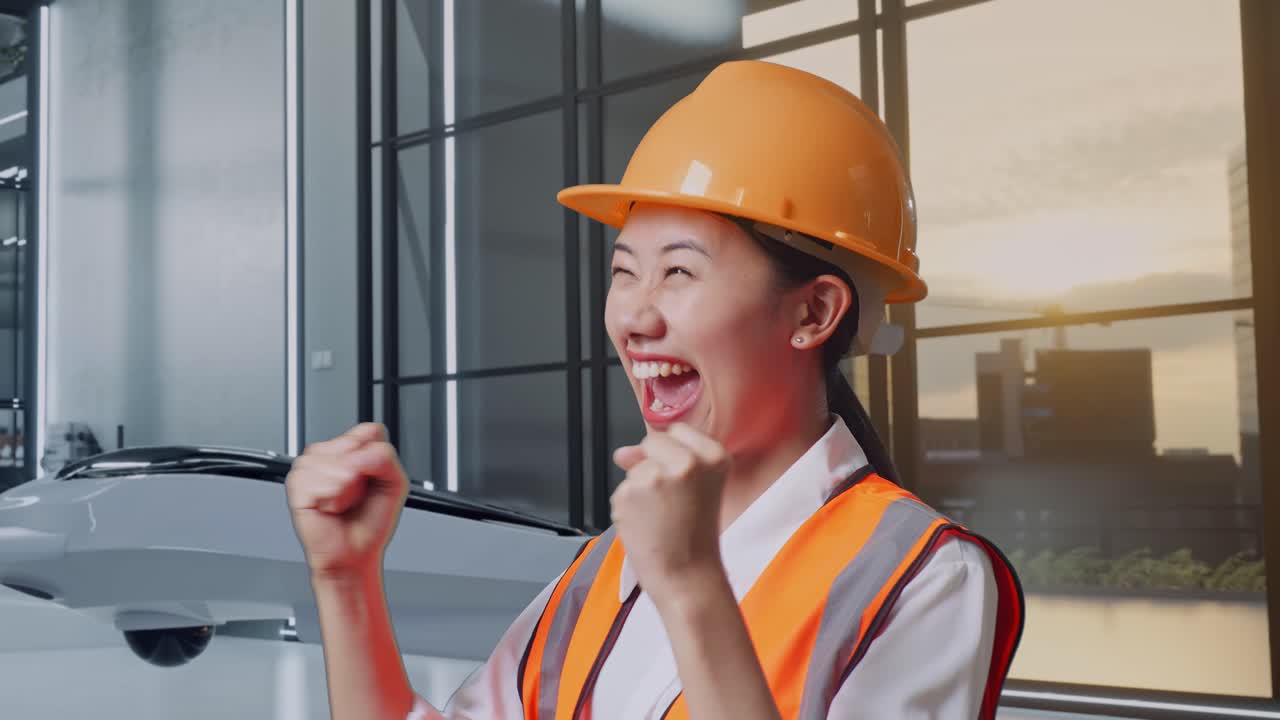 흥분한 엔지니어가 성공을 축하하고 있습니다.