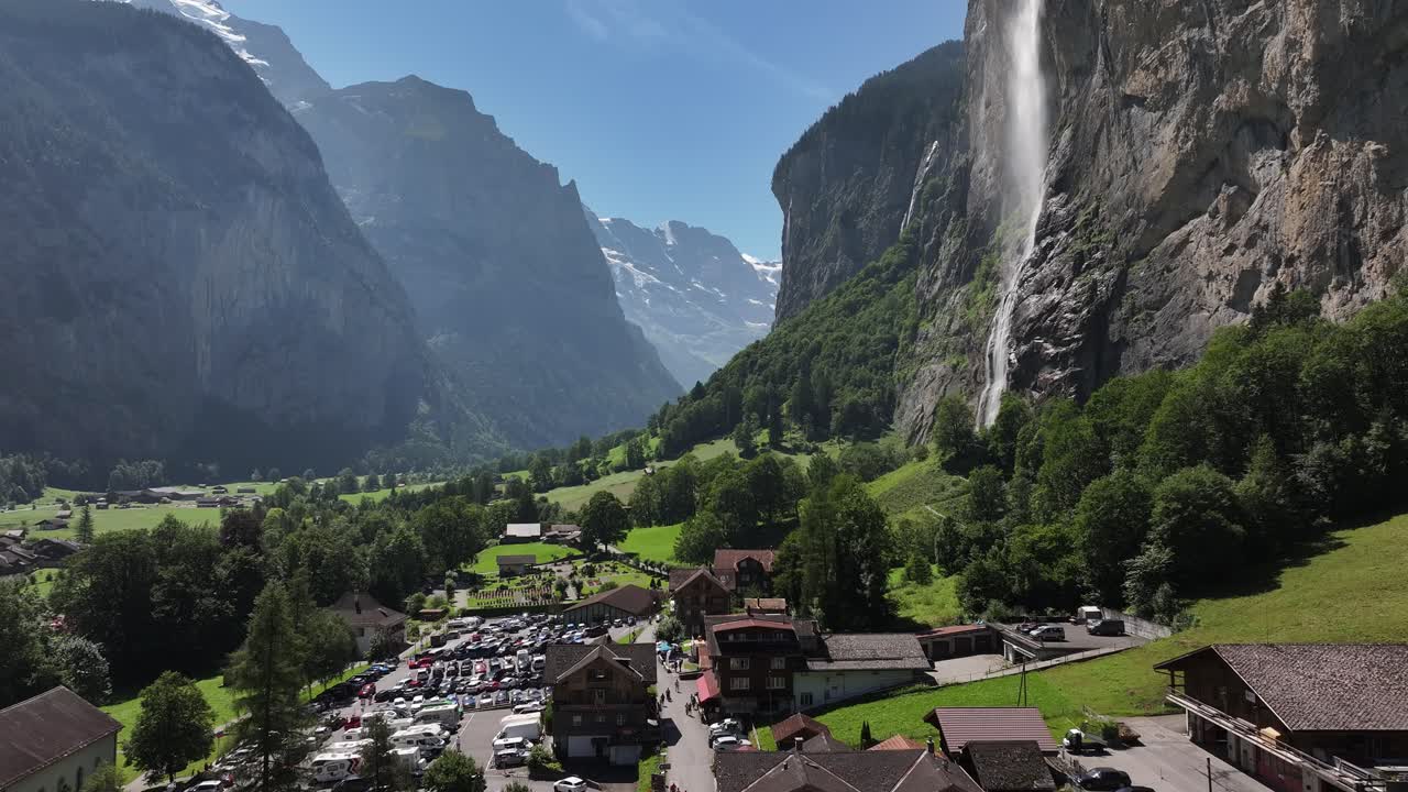스위스 의 라우터브룬 마을 에서 폭포 와 산 들 을 볼 수 있는 사진