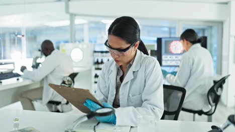 lista de comprobación, mujer o científico escribiendo investigación