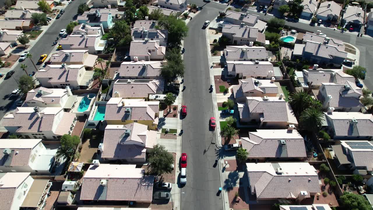 라스베가스에서 거리에 집 위로 비행 드론 샷