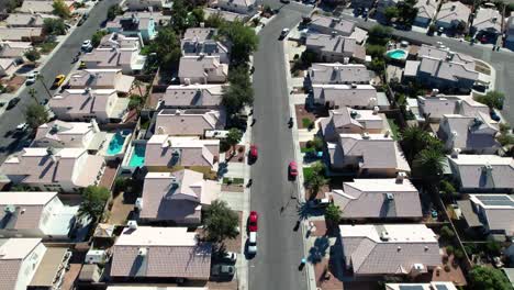 disparo de drones volando sobre casas en la calle en las vegas