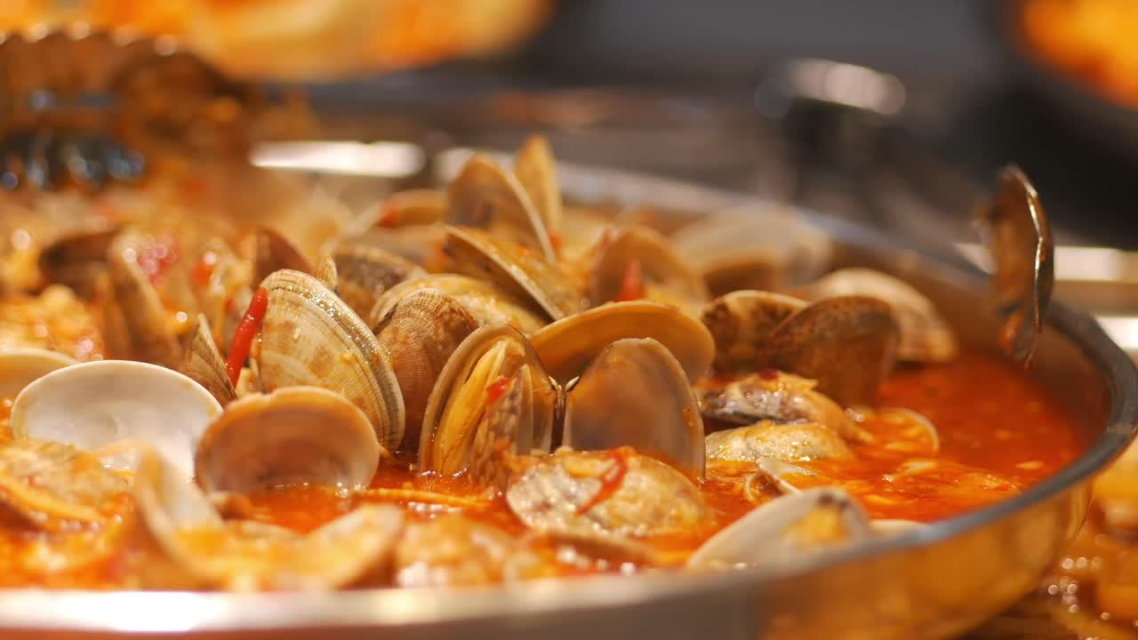 Steaming Clams in Red Sauce