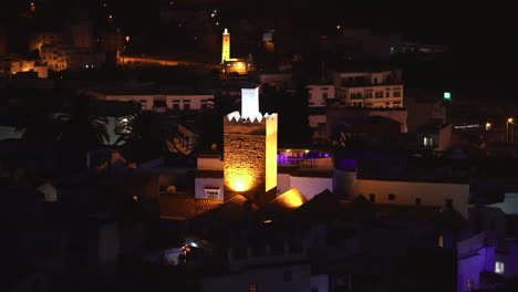 Beleuchteter-Minarettturm-Einer-Moschee-Mit-Beleuchtetem-Feuerwerk-In-Der-Stadt-Chefchaouen,-Marokko