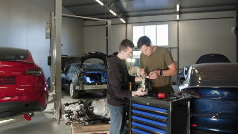 reparación y mantenimiento de vehículos eléctricos de tesla