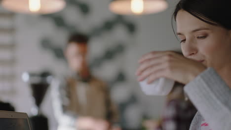 joven mujer de negocios bebiendo café en una cafetería usando una computadora portátil digital trabajando en línea compartiendo un estilo de vida exitoso escribiendo correo electrónico disfrutando de una tienda de restaurante ocupada