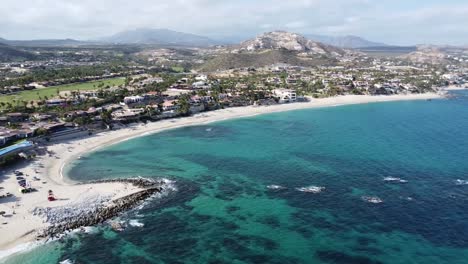 aerial a lo largo de la playa de palmilla en cabo san lucas, el paraíso en el extremo sur de la península de baja california