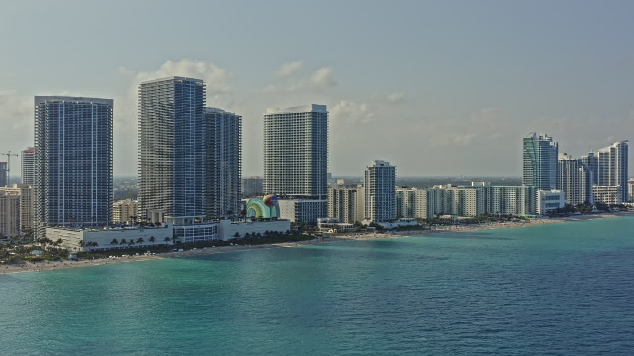 hallandale beach, florida, vista panorámica aérea v1 cinematográfica que captura un condominio residencial frente al mar, un complejo hotelero de lujo y edificios de gran altura en la ciudad de hollywood - marzo de 2021