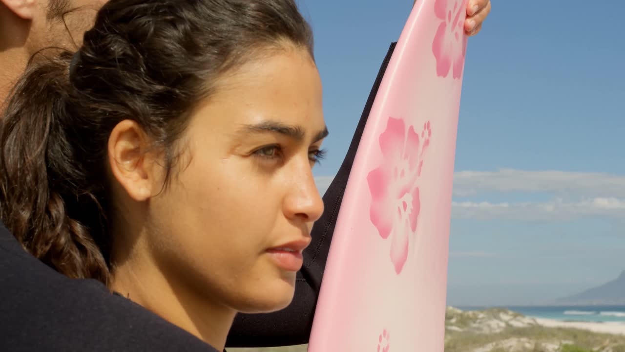 해변에서 서로 포옹하는 커플 4k