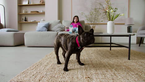 chica y perro en casa