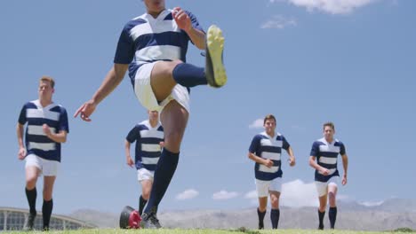 Rugbyspieler-Spielen-Auf-Dem-Feld