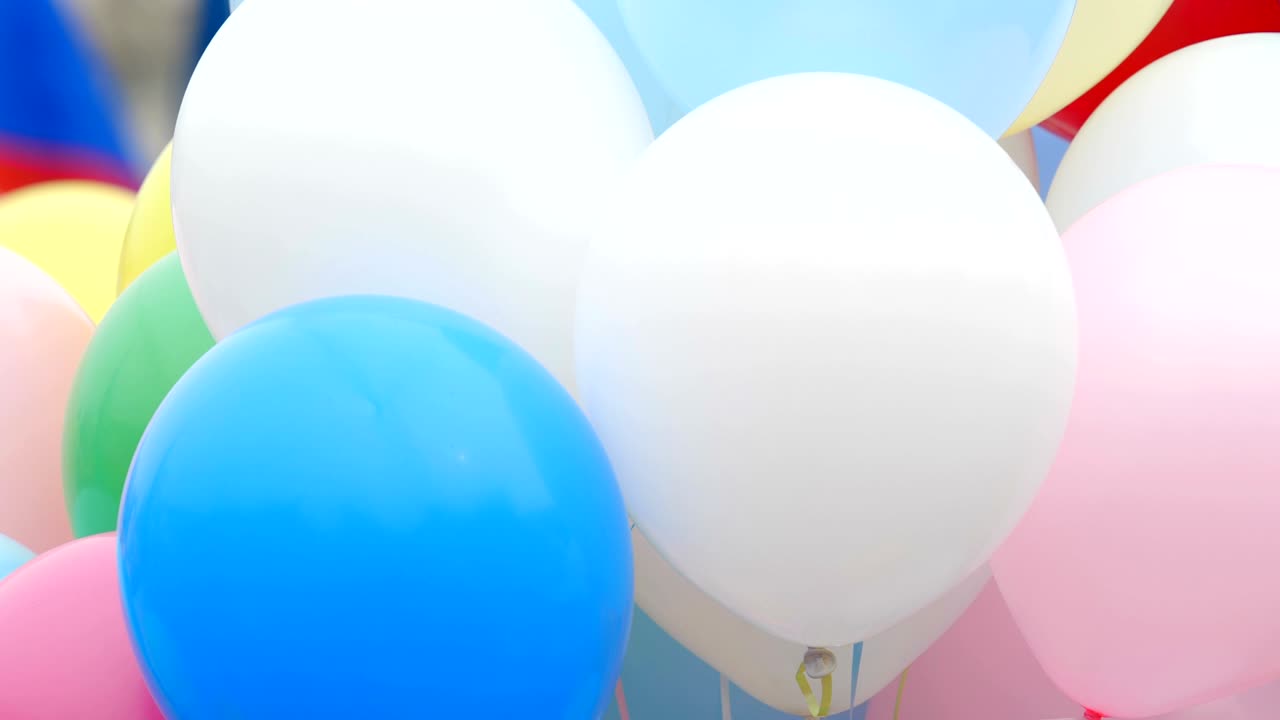 globos de helio de colores festivos