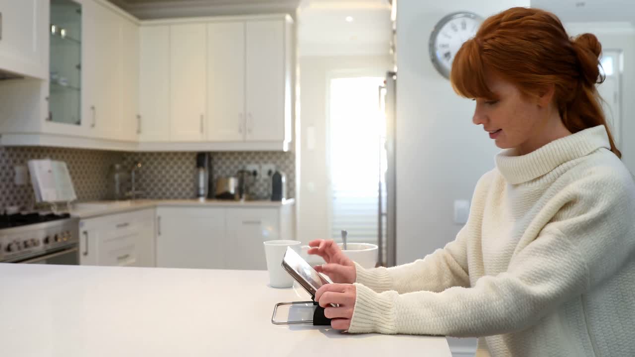 mujer hermosa usando tableta digital 4k